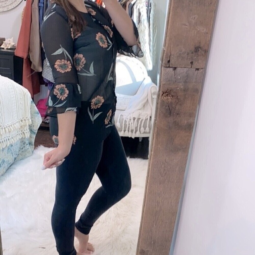 Cabi size xsmall black floral top - Picture 4 of 6